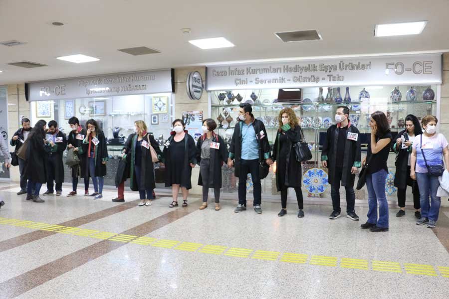 İzmir'de avukatların dayanışma zincirine polis saldırdı