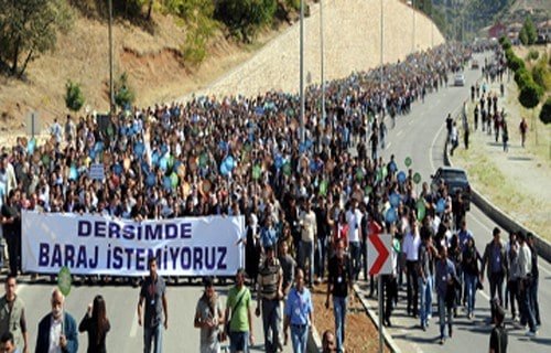 TUNCELI'DE TURKIYE'NIN EN BUYUK CEVRE MITINGI YAPILDI. 20 BIN KISININ KATILDIGI "MUNZUR'DA BARAJLARA HAYAR" MITIGINE TURKIYE'NIN HER YERINDEN CEVRE DOSTU VATANDASLAR KATILDI.

FOTO: FERIT DEMIR/TUNCELI, DHA