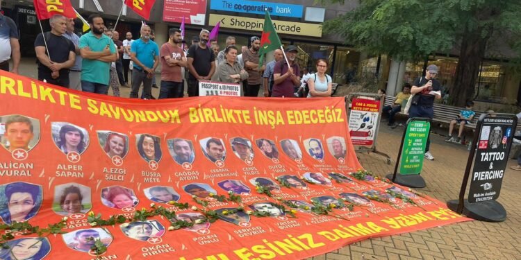 Londra`da Suruç Şehitleri Anıldı