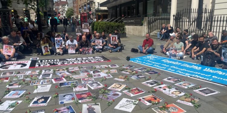 Londra`da Cumartesi Anneleri`nin 1000. hafta eylemiyle dayanışma eylemi